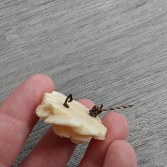 Vintage Carved Rose Brooch - Picture 11 of 15